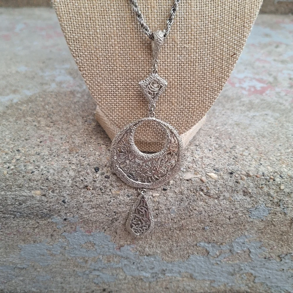 🌟 Elegant Silver Pendant Necklace